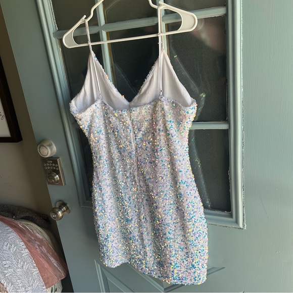 Windsor Kathy Iridescent Sequin Mini White Bridal Wedding V Neck Cocktail Dress - Picture 5 of 13